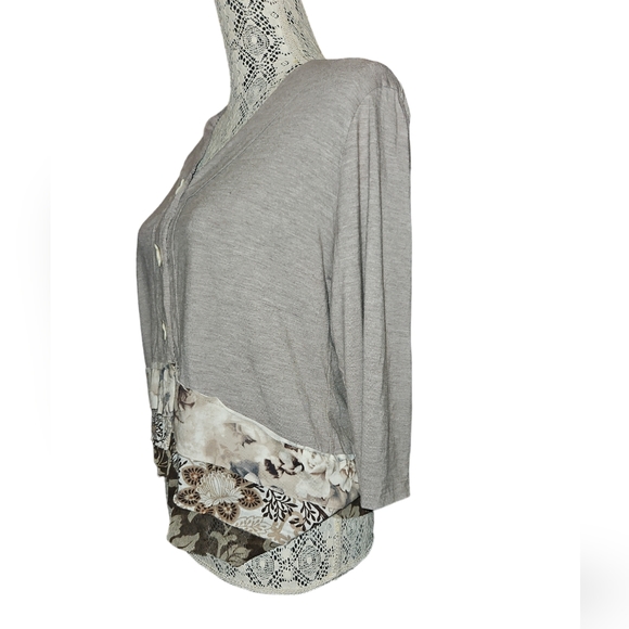 Top with Frilly Hem - Picture 2 of 8